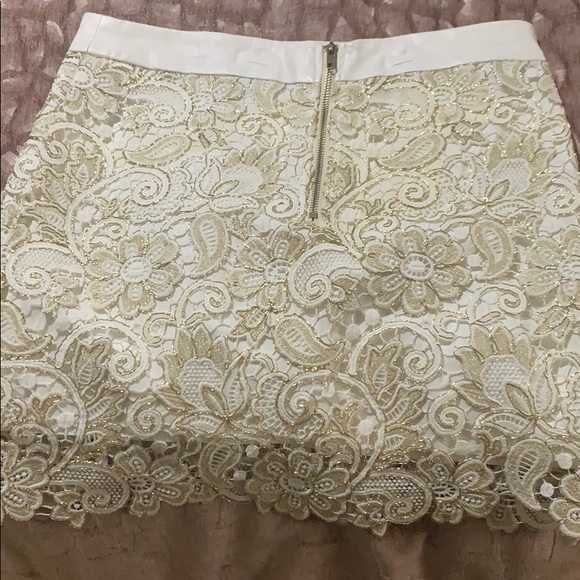 White and gold skirt and top with white leather - Picture 5 of 6
